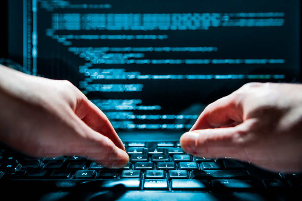 „Afaceri-bombă” sau „profituri rapide”: Pagube de 100 de milioane de lei, cauzate victimelor ce au căzut în plasa escrocilor de pe internet 